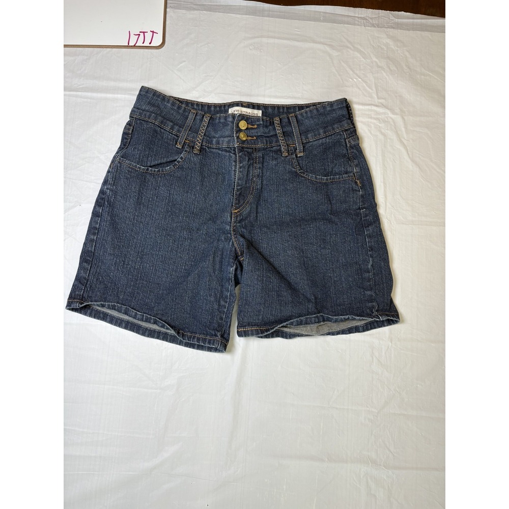 Womens Levi Strauss Signature blue mid-rise jean shorts, size 6